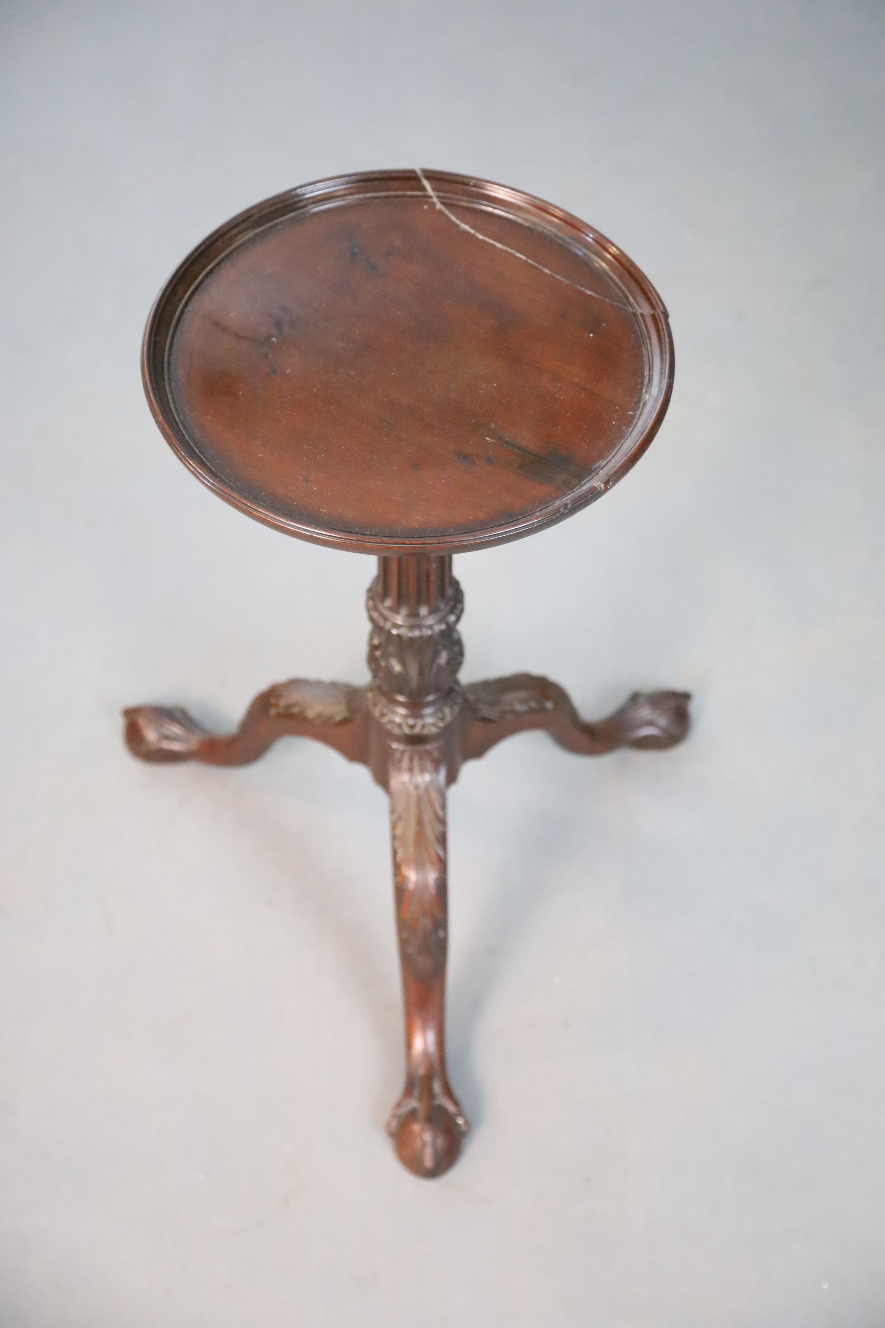 A George II mahogany wine table, top Diam.30.5cm H.56cm